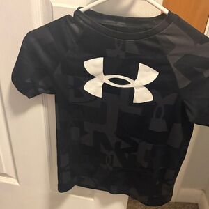 Under Armour boys Black and White camo Logo Tee
